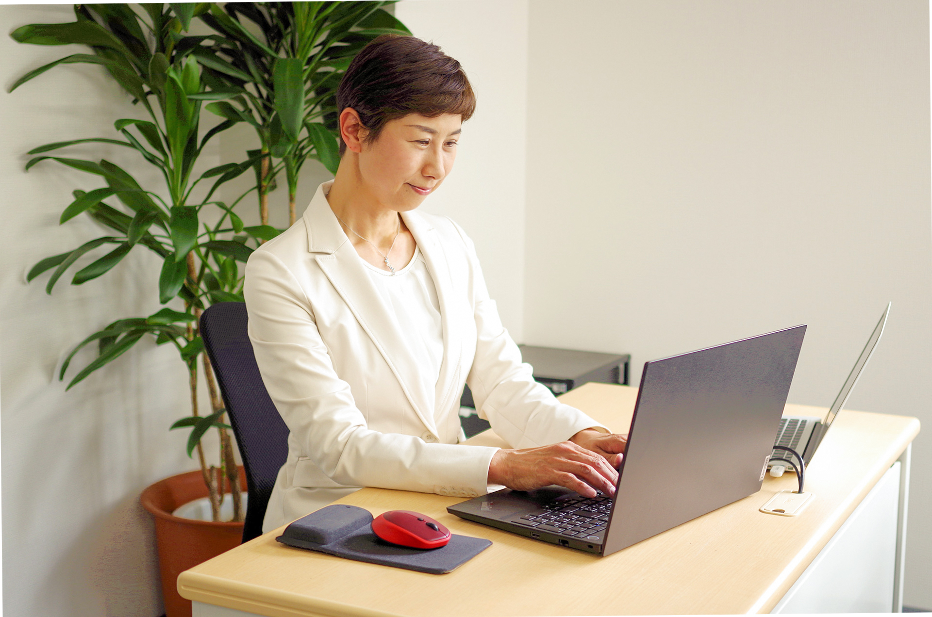 代表のデスクでの写真