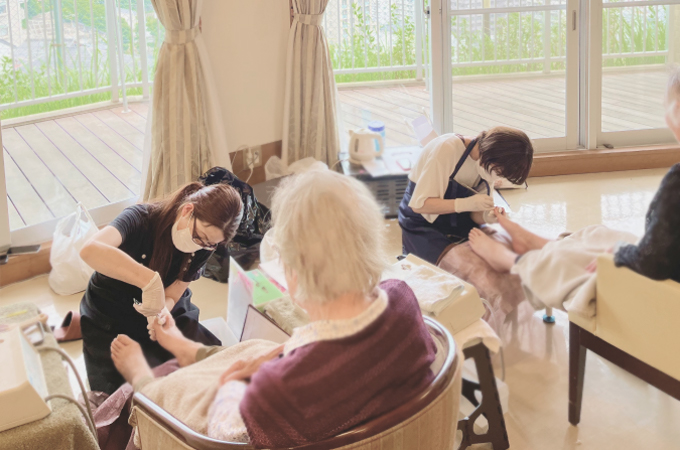 高齢者施設での施術風景