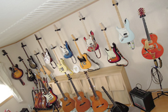 教室の壁に飾られたギター