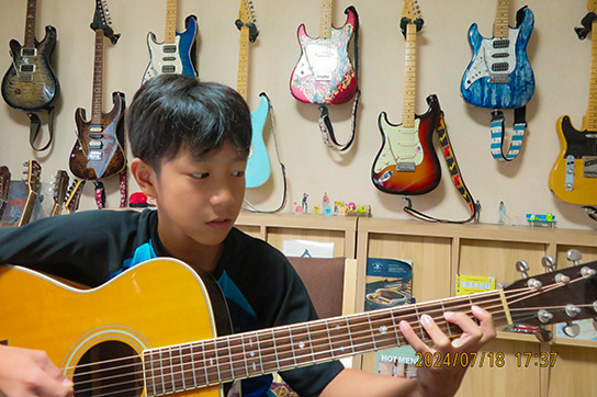 ギター受講中の少年生徒