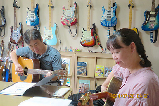 ギター受講中の夫婦生徒