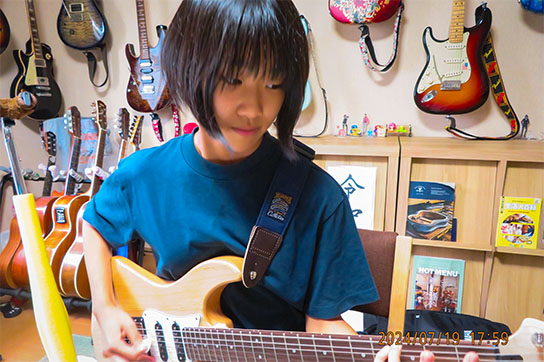 ギター受講中の男性生徒