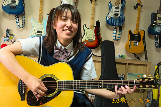 ギター受講中の女性生徒