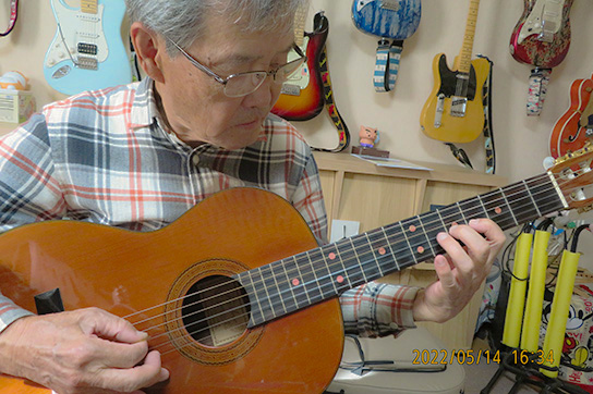 ギター受講中の年配男性生徒