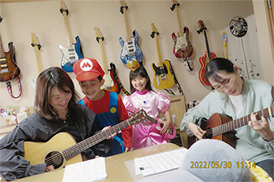 家族でギター受講中の生徒