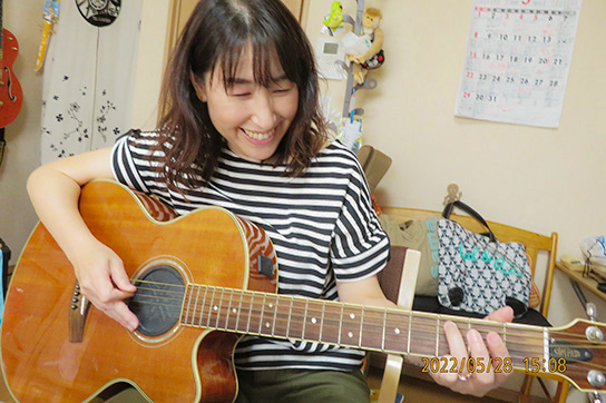 ギター受講中の女性生徒