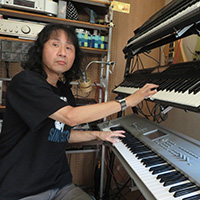 ピアノを弾く山岸ギター音楽教室講師