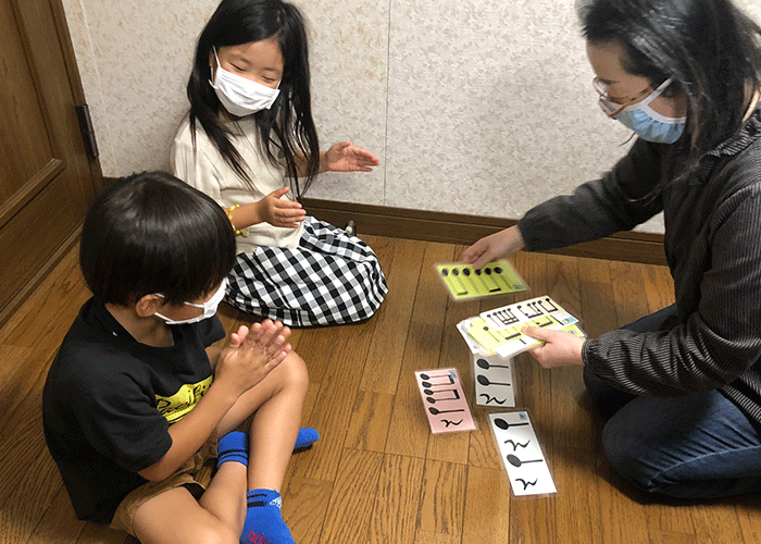 カードを使って楽しくリズムを覚えるレッスンの写真