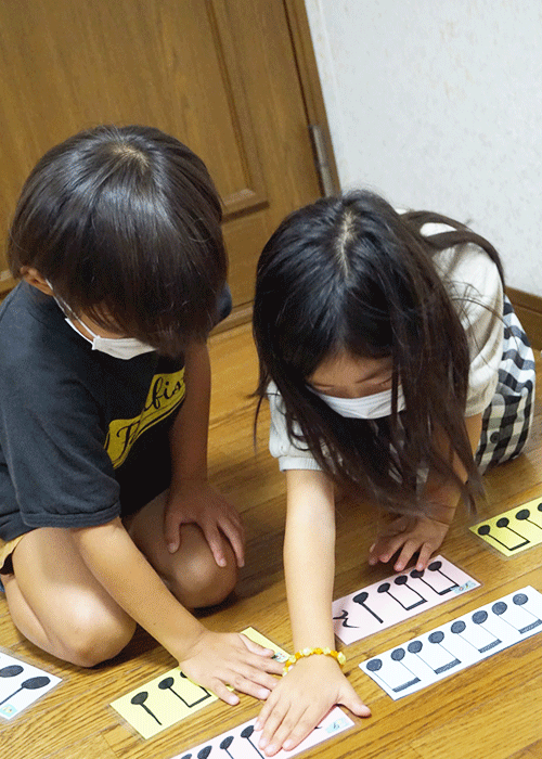 手作りのカードでリズムの勉強をしている写真
