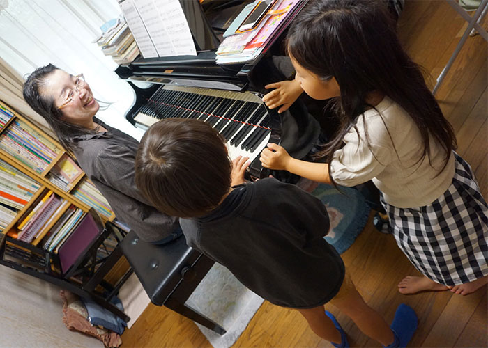 えがおのかまだ先生とレッスンを受ける子供たちの写真