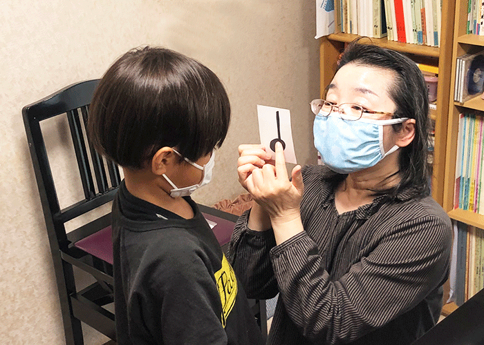 男の子のカードを使ったレッスンの写真